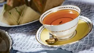 Qué es la espuma blanca del té y cómo evitar que aparezca