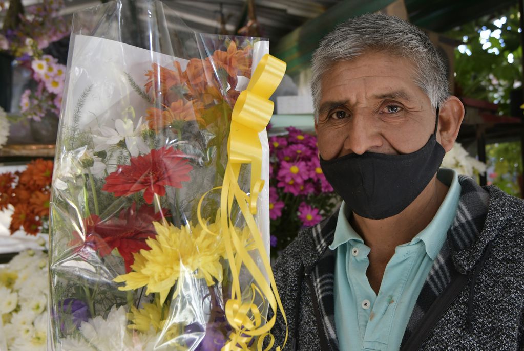 Braulio Borges de tradición familiar florista, vende en el puesto de flores en la Avenida San Martin y Las Heras 