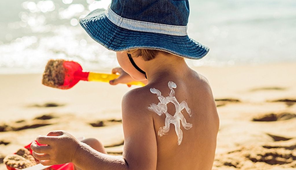La protección solar en niños es fundamental para prevenir el daño causado por la radiación ultravioleta (UV) del sol, que puede tener efectos a largo plazo en la salud de la piel. 