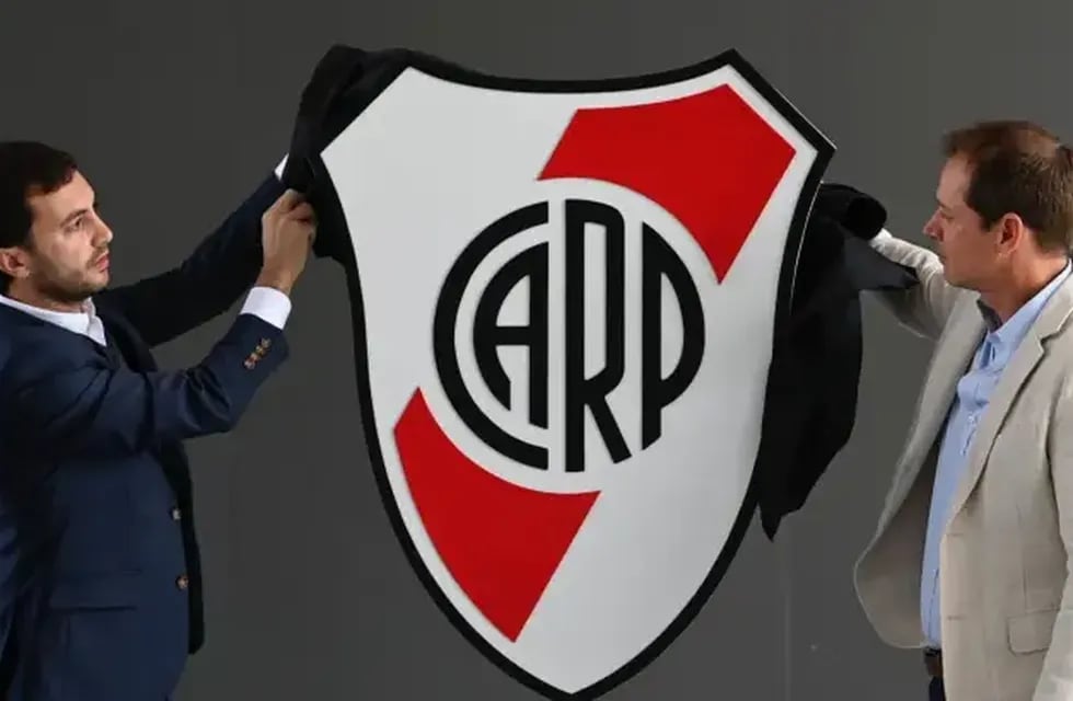 Jorge Brito presentó el nuevo escudo de River junto al departamento de Marketing. / Gentileza