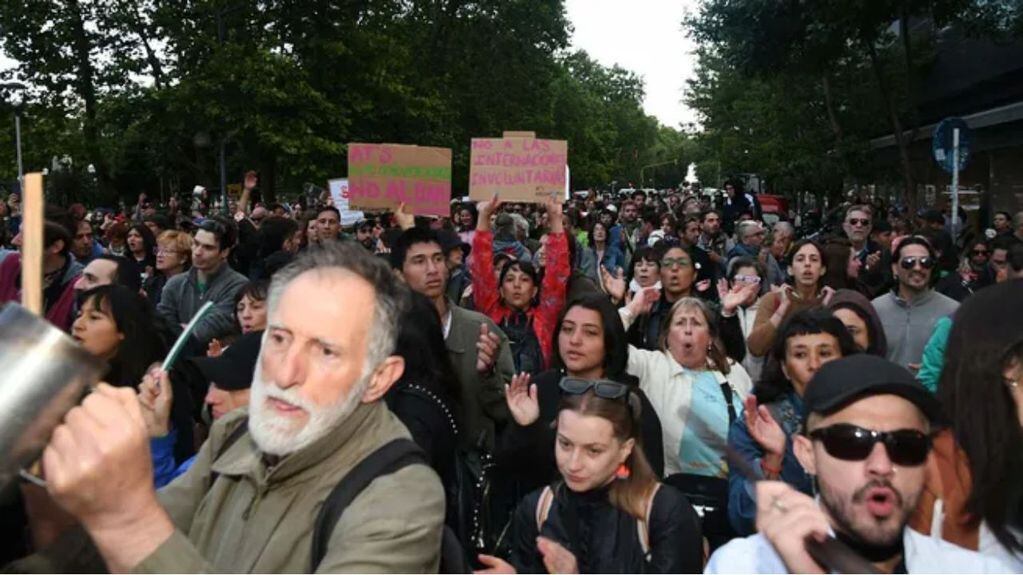 Varios manifestantes se agolpan en inmediaciones del teatro Roxy con cacerolas para protestar por el DNU y la “ley ómnibus”. / Foto: Gentileza