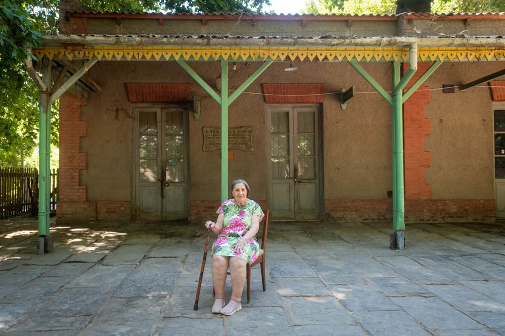 “Chela” Cocucci (88) vive frente a la estación, que marcó su vida desde niña. Foto: Ignacio Blanco / Los Andes