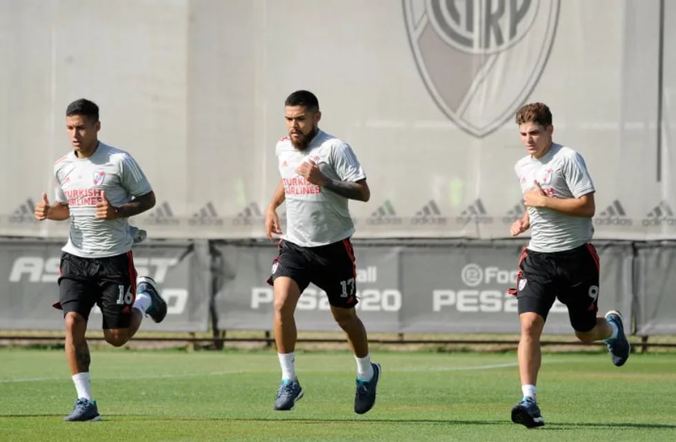Alex Vigo, Paulo Díaz y Julián Álvarez durante la práctica de este jueves. / @RiverPlate