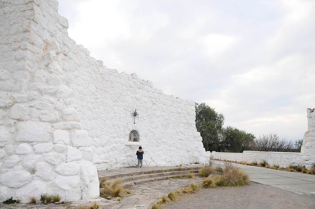 El murallón que representa a la columna comandada por San Martín.