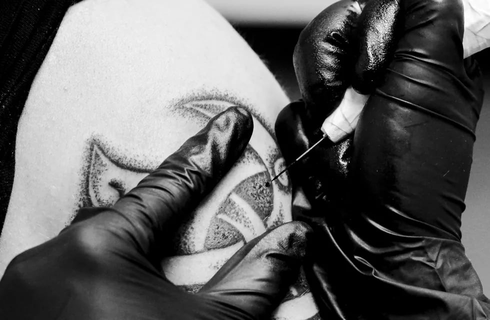 Rescatando cultura ancestral, el Handpoke trae al presente las antiguas prácticas del tatuaje. //Créditos: Paula Cruz.
