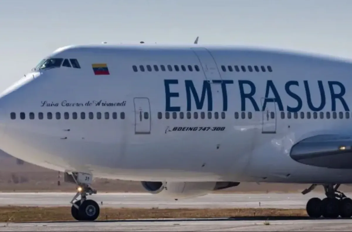 El avión de Emtrasur retenido en Ezeiza.