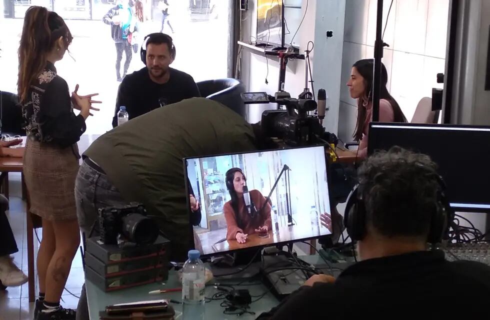El equipo periodístico y el equipo técnico en la puesta a punto de "Más vivo que nunca", el streaming de Los Andes, en el nuevo estudio con vista a la calle.