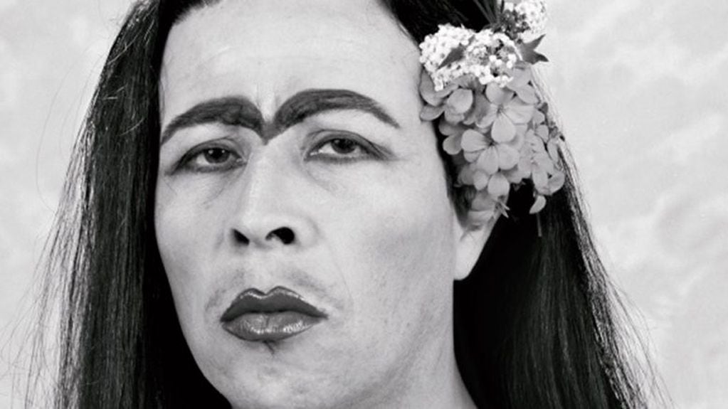 La famosa fotografía de Lemebel vestido como Frida Kahlo, colgada en el Museo de Bellas Artes de Santiago.