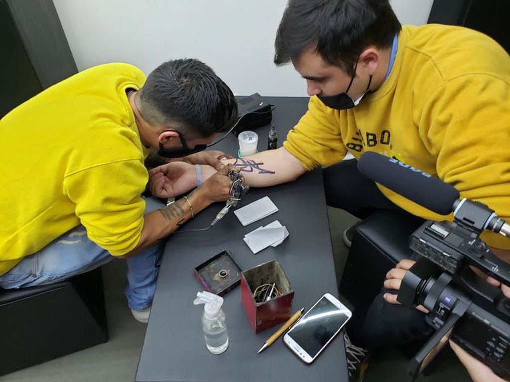 Dos jóvenes se tatuaron la firma de Javier Milei