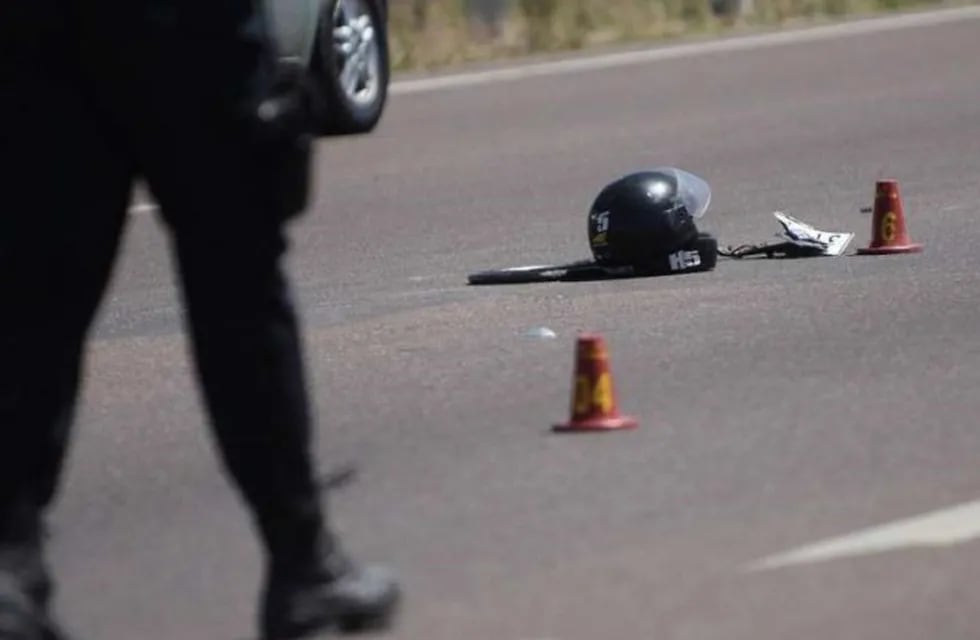 Un joven motociclista de 23 años murió ayer al mediodía tras chocar contra un camión en Maipú. Foto ilustrativa.