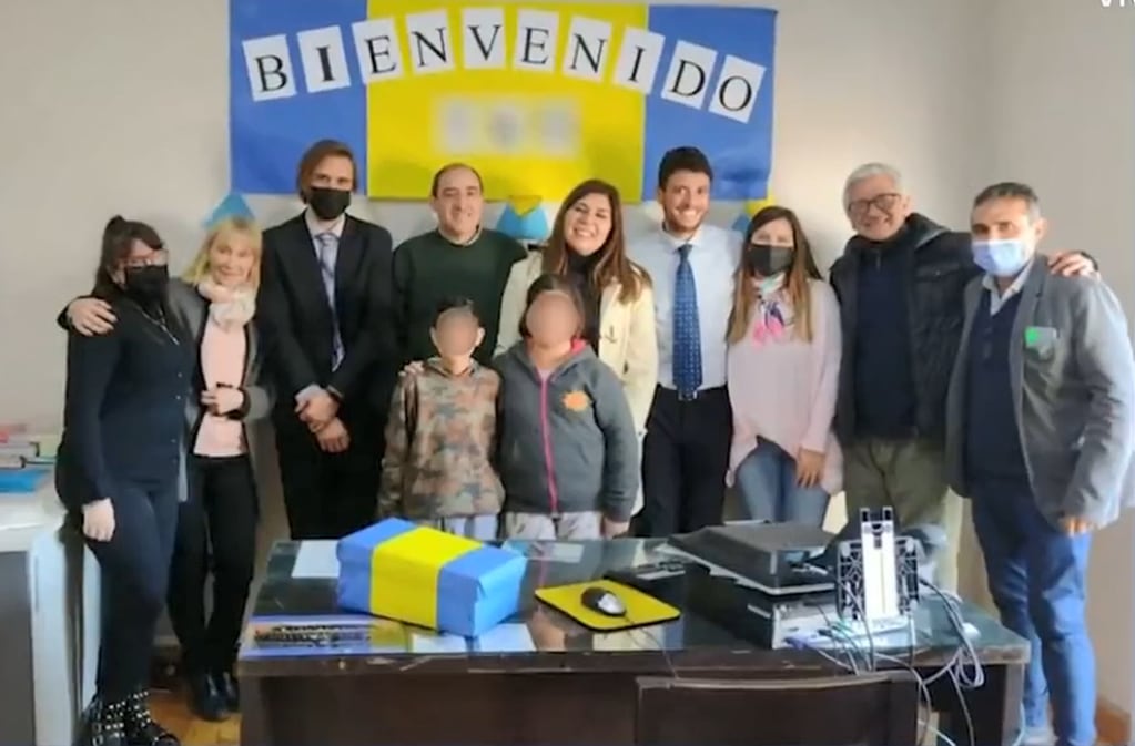 Quién es el juez que se disfraza para avisarles a los niños y niñas que han sido adoptados en Argentina. Foto: Captura Video
