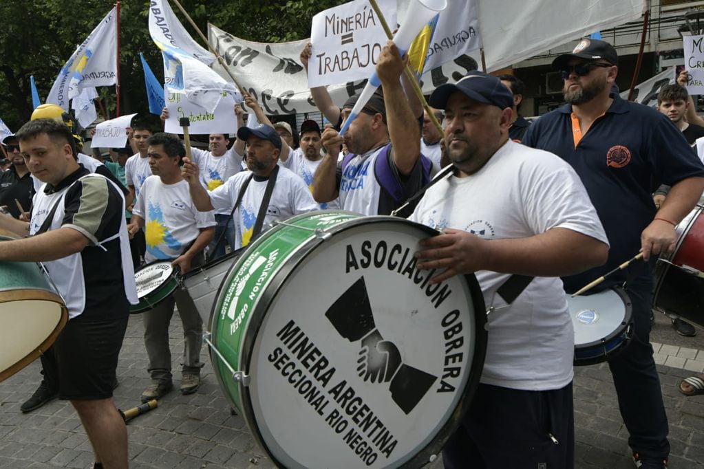 Sectores promineros protestan en la Legislatura para pedir que se vuelva a abrir el debate
