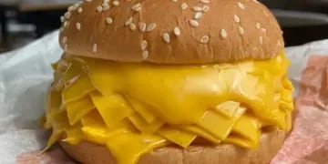 Una famosa cadena de comida rápida lanzó una hamburguesa con 20 fetas de chédar y sin carne