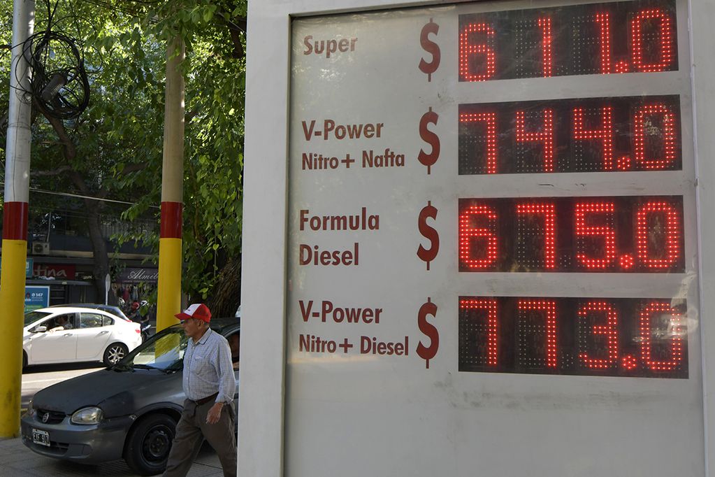 La petrolera estatal YPF siguió el aumento anticipado por Axion y Shell e incrementó también los precios de sus combustibles en las últimas horas del miércoles. Se trata de una suba de entre el 37 y 40%, según el tipo de nafta y gasoil. Foto: Orlando Pelichotti / Los Andes