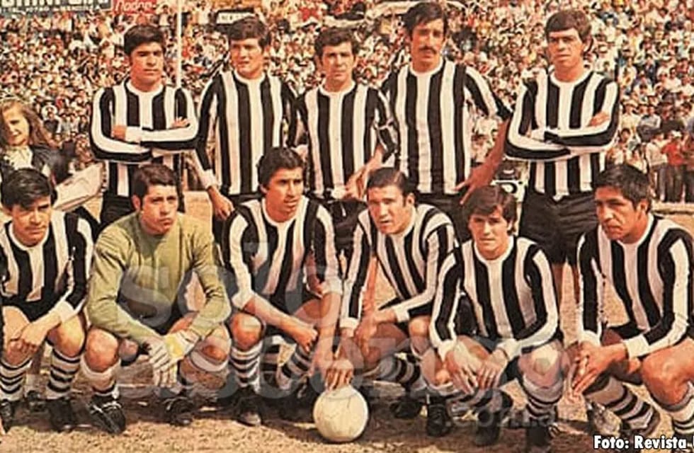 Toque Lobo, toque. Equipazo de Gimnasia y Esgrima en 1971 que acarició las semifinales del Nacional. / Gentileza: Revista Un caño.