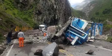 Una avalancha de piedras gigantes aplastó a dos camiones en una ruta de Perú