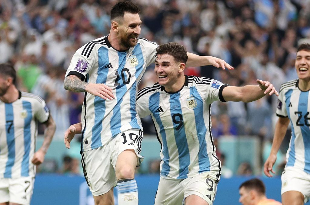 Julián Álvarez celebra con Lionel Messi (Prensa FIFA)