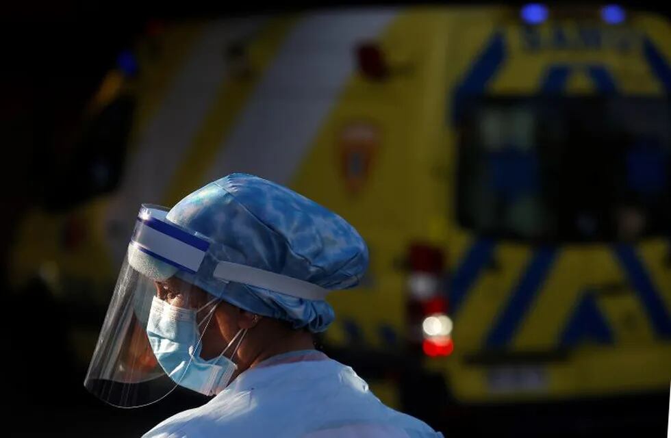 Trabajador sanitario durante la pandemia de coronavirus en Santiago de Chile / Gentileza Agencia Uno