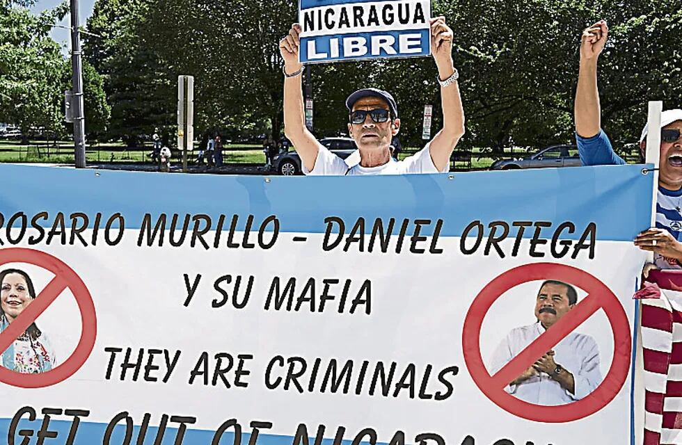 Manifestación contra el presidente de Nicaragua, Daniel Ortega, ante la sede de la OEA en Estados Unidos. (AP)