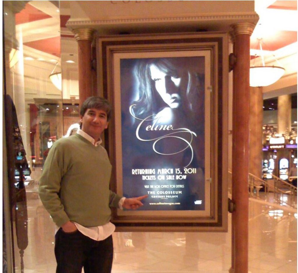 Posa el juez ante un afiche de la presentación de Celien Dion en Las Vegas.