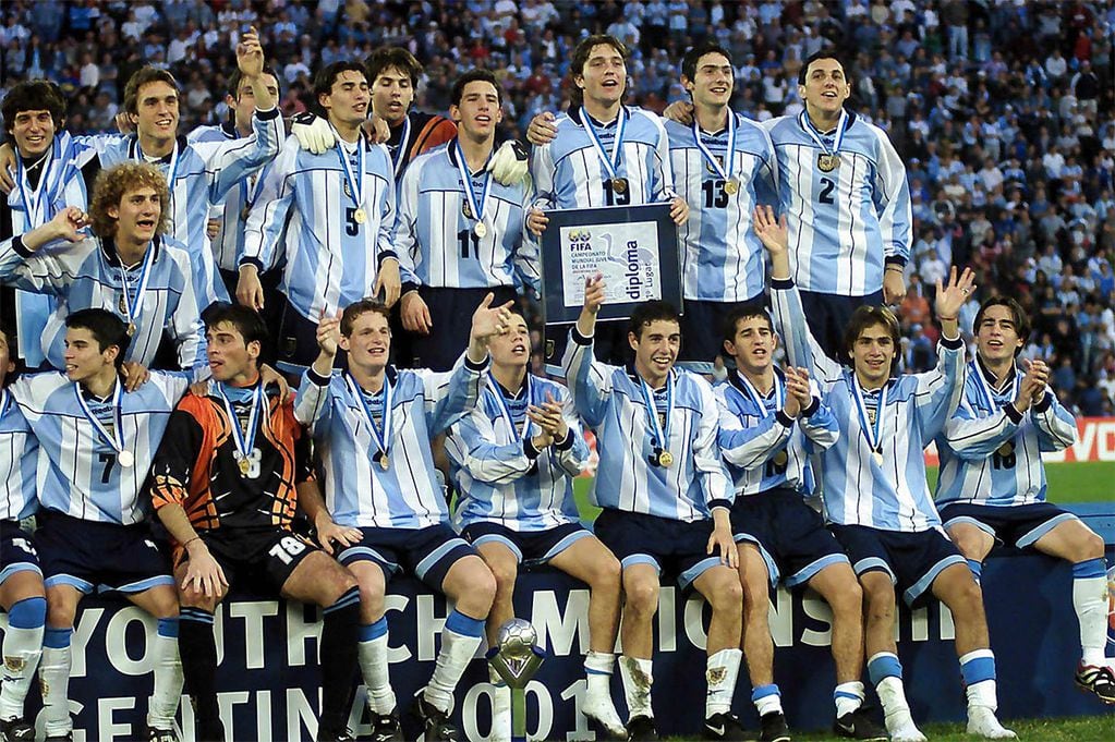 Los jugadores del seleccionado juvenil de Argentina festejan sobre la tarima el 08 de julio de 2001, al ganar el partido por la final del Campeonato Mundial Juvenil Sub-20 Argentina 2001, en el estadio José Amalfitani de Buenos Aires.