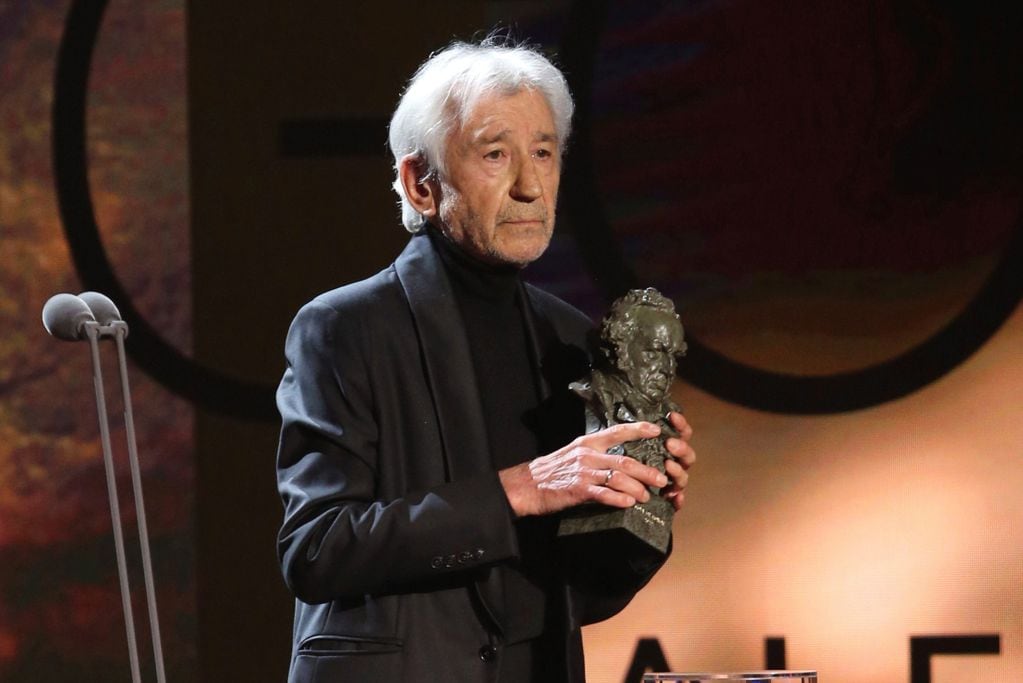El actor español José Sacristán, que en este foto recibe un Goya, llevará al teatro su unipersonal. (AP)