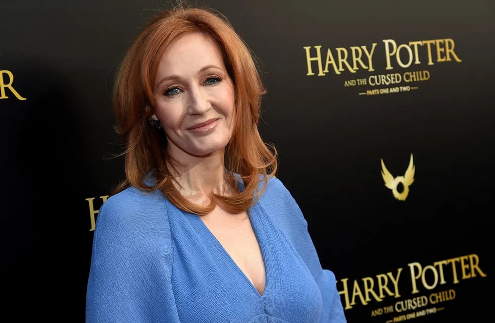 Acusan a J.K. Rowling de transfobia por comentario sobre menstruación en Twitter 