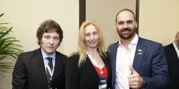 Javier Milei con su hermana Karina y Eduardo Bolsonaro