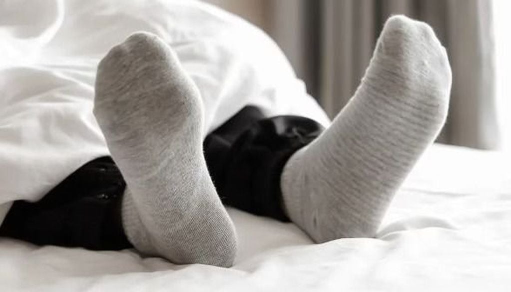Un estudio reveló si es mejor dormir con o sin medias.