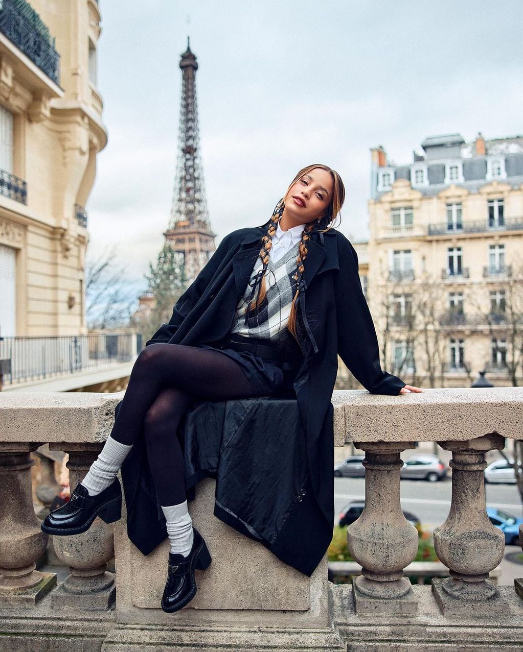 Desde París, Emilia Mernes lució un sueter tejido con rombos y marcó tendencia