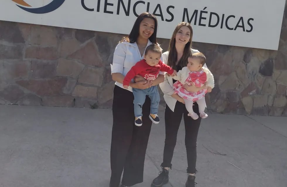 Griselda y Daniela junto a sus bebés. Foto: gentileza