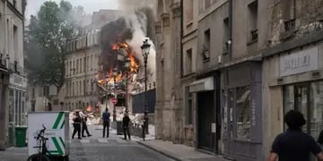 Una importante explosión en un edificio de París dejó 24 personas heridas