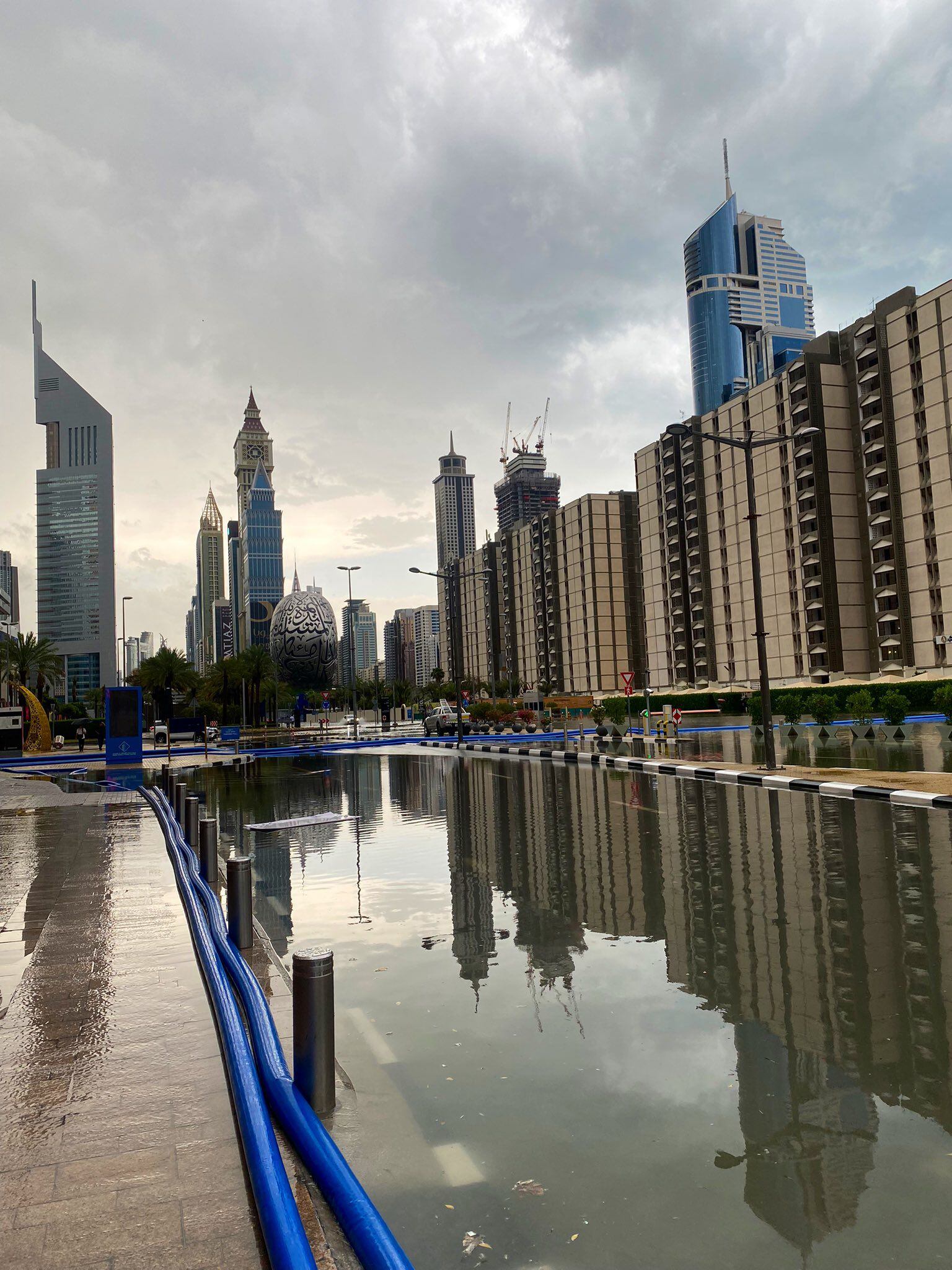 Las impactantes imágenes de las inundaciones en Dubai. Foto: X.
