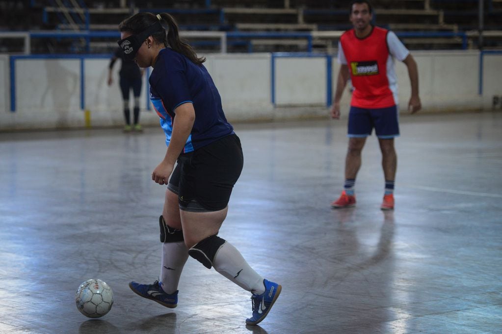 Equipo Femenino de Futbol para Ciegas de YPF Petroleras participa en el Torneo Nacional 
Foto Claudio Gutiérrez Los Andes
