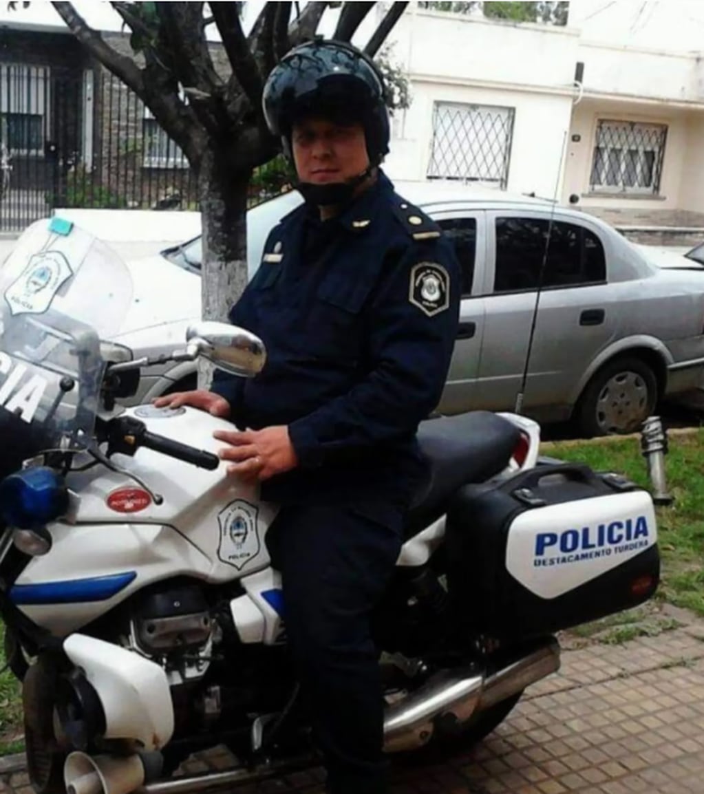 El comisario de la Policía Bonaerense, identificado como Gustavo Romero. Foto: Facebook / Miguel Antonio
