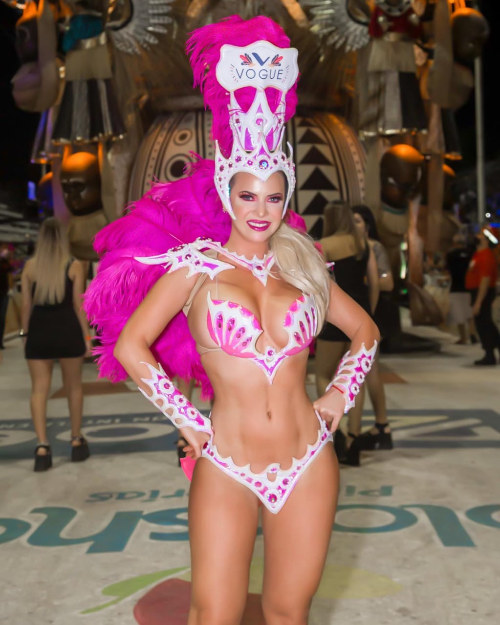 Alejandra Maglietti cautivó con el look que usó para el carnaval de Gualeguaychú.