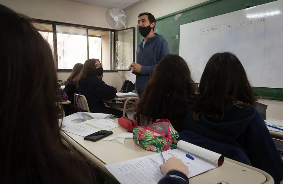 Profesor Alejandro Lopez, celbrando su día junto a sus alumnos del Martín Zapata