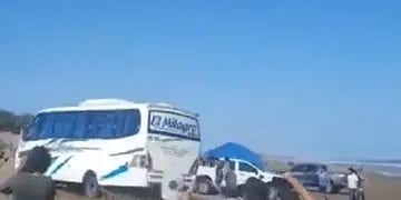 Un colectivo con turistas se “enterró” en una playa de Necochea y lo rescataron tres camionetas
