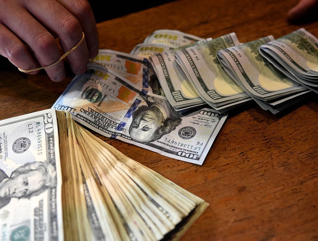 A diez días de las elecciones, el dólar blue alcanzó los $200. / Crédito Los Andes
