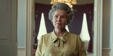 Imelda Staunton como la Reina Isabel II en The Crown