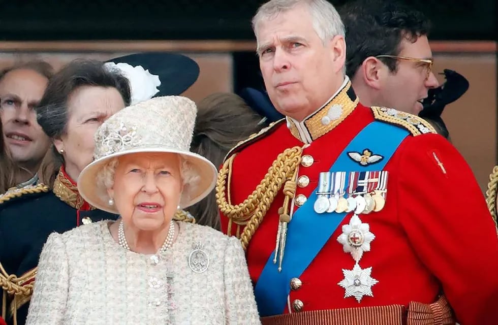El príncipe Andrés junto con su madre, la reina Isabel II.