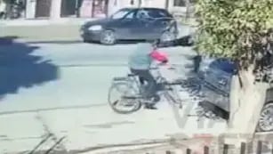 Video: un delincuente le robó una bicicleta a un jubilado y lo bajaron de una patada voladora