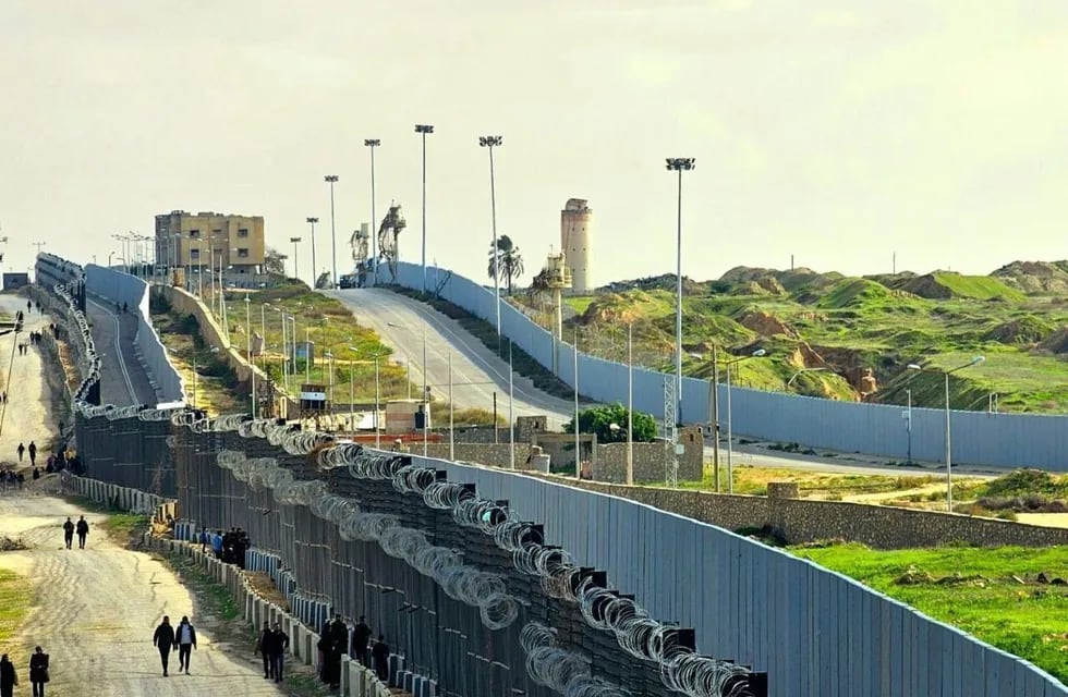 Mientras Israel difunde su plan a mediano y largo plazo en Gaza y para la población civil, Egipto refuerza su muro para impedir el paso de los palestinos al sur de la Franja.