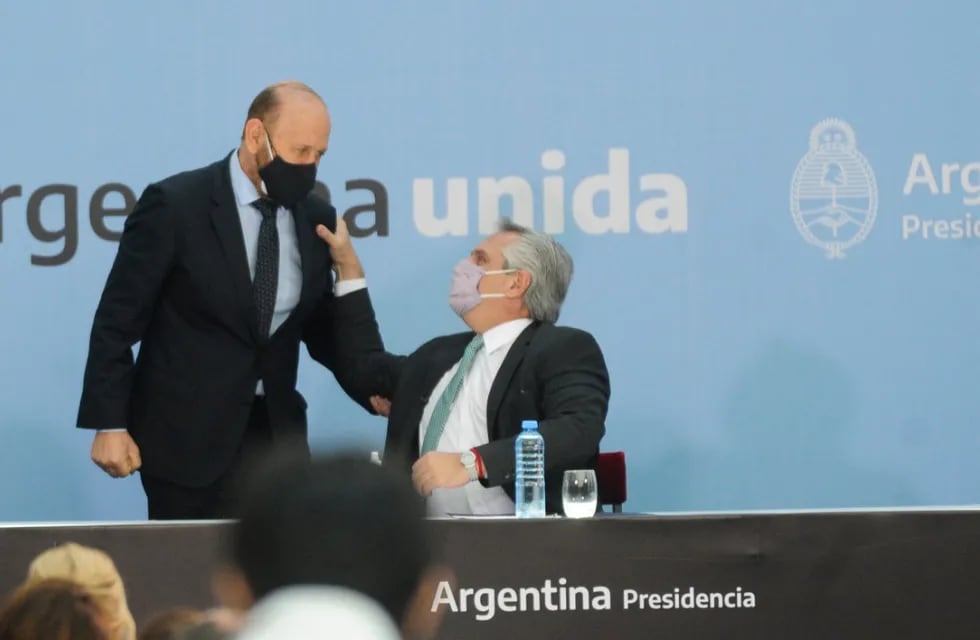 Gildo Insfrán, gobernador de Formosa, saluda al presidente Alberto Fernández (Clarín)