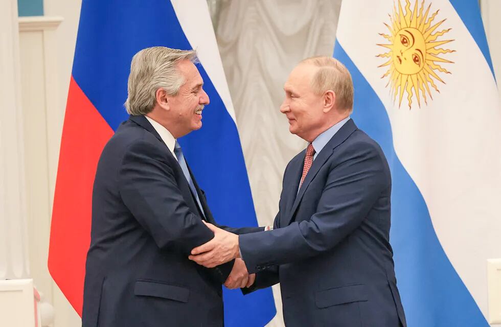 Alberto Fernández saluda a Vladimir Putin, en su gira de febrero de 2022 (Archivo)