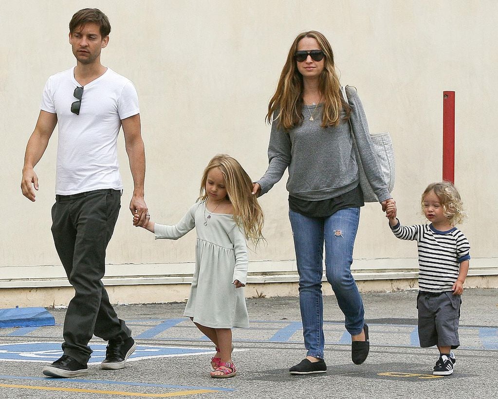 Tobey Maguire, su exesposa Jennifer Meyer y sus dos hijos