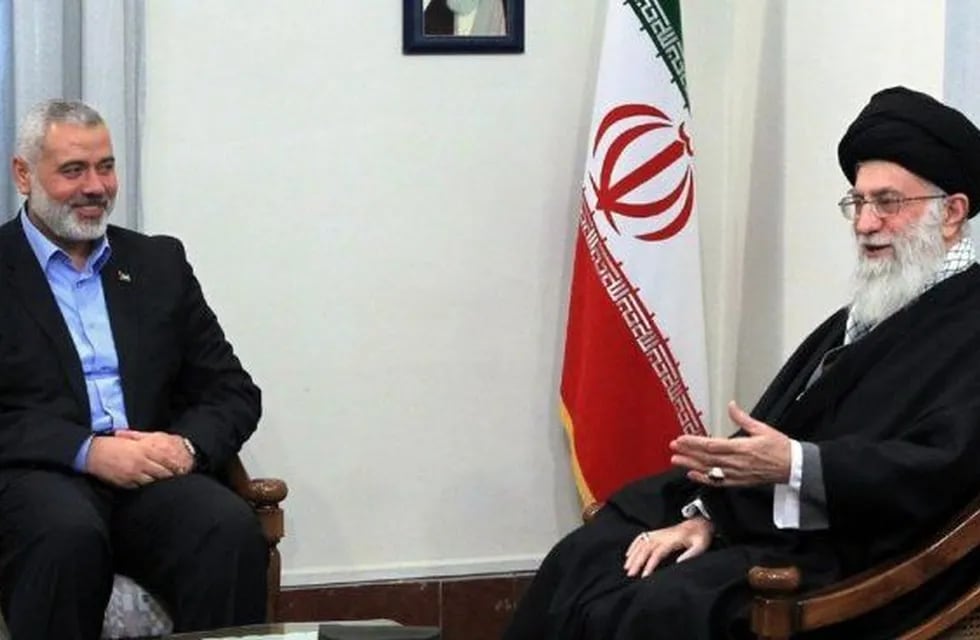 El líder del brazo político de Hamas, Ismail Haniye, junto al líder supremo de Irán, el Ayatola Alí Jamenei, en una imagen de archivo.