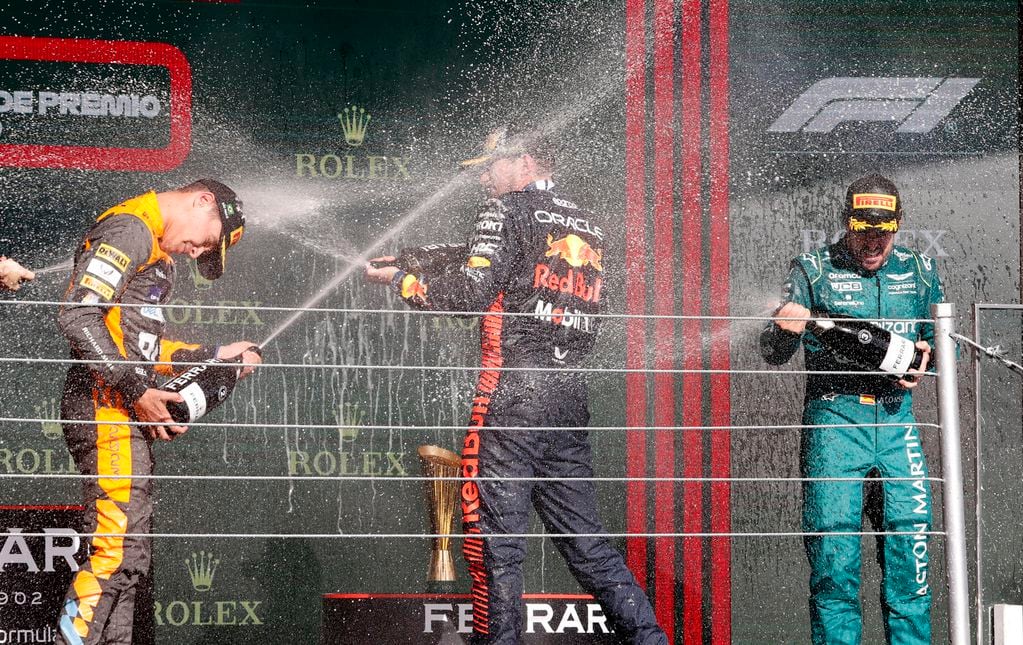 AME3783. SAO PAULO (BRASIL), 05/11/2023.- El británico Lando Norris (i) de McLaren, el holandés Max Verstappen (c) de Red Bull Racing y el español Fernando Alonso (d) de Alpine celebran hoy, al final del Gran Premio de Brasil de Fórmula 1, en el circuito de Interlagos, en Sao Paulo (Brasil). EFE/ Sebastiao Moreira
