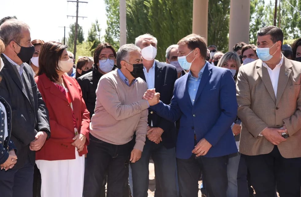 El gobernador Rodolfo Suárez junto al diputado nacional Alfredo Cornejo y el vicegobernador Mario Abed en la inauguración de obras en San Martín para evitar filtraciones de agua.