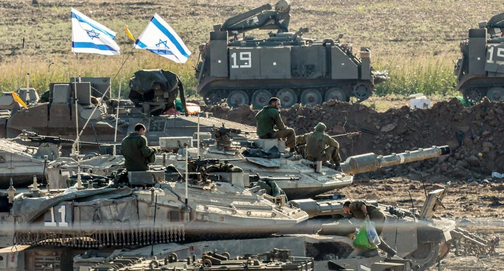 Soldados israelíes y vehículos blindados se reúnen en un lugar no revelado cerca de la frontera con Gaza, en Israel. Según las Fuerzas de Defensa de Israel (FDI) y la autoridad sanitaria palestina desde Hamás, más de 4.000 palestinos y 1.400 israelíes han muerto. EFE/HANNIBAL HANSCHKE
